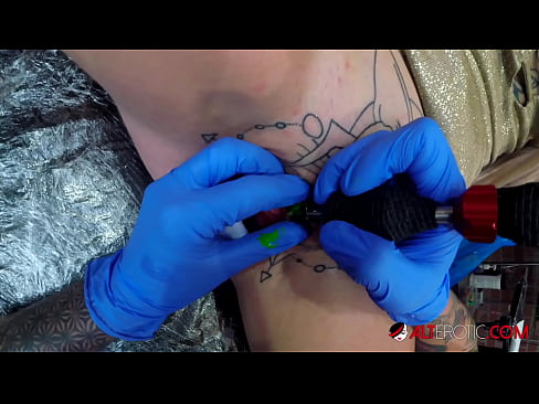 ❤️ Extremadamente tatuado hottie Sully Savage consiguió un tatuaje en su clítoris ️ Follar en es.justindianpornx.ru ❌️